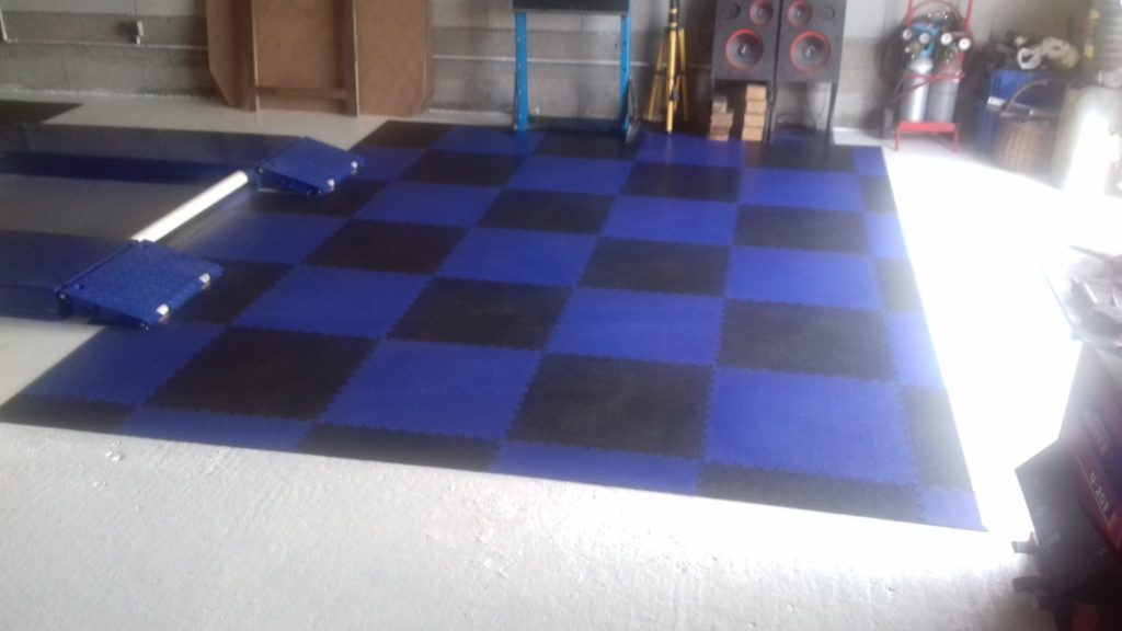 Blauschwarzer Fußboden in einer Garage, Frankreich