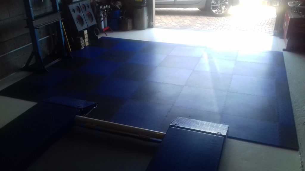 Blauschwarzer Fußboden in einer Garage, Frankreich