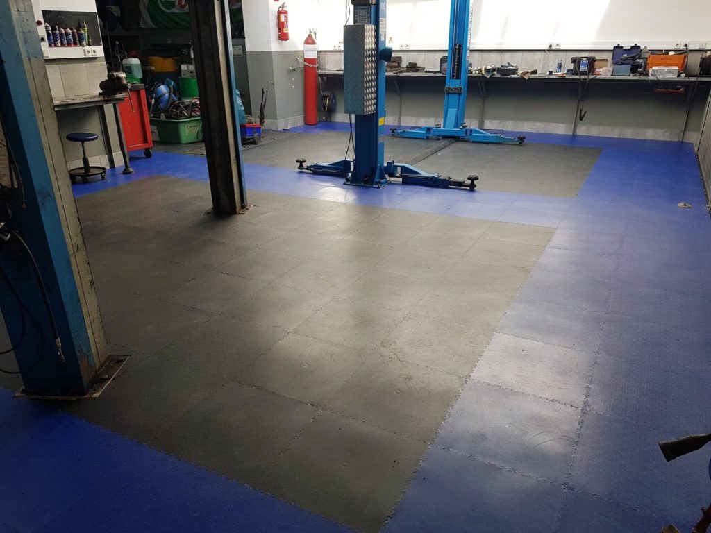 Fußboden in der Autowerkstatt, Tschechien