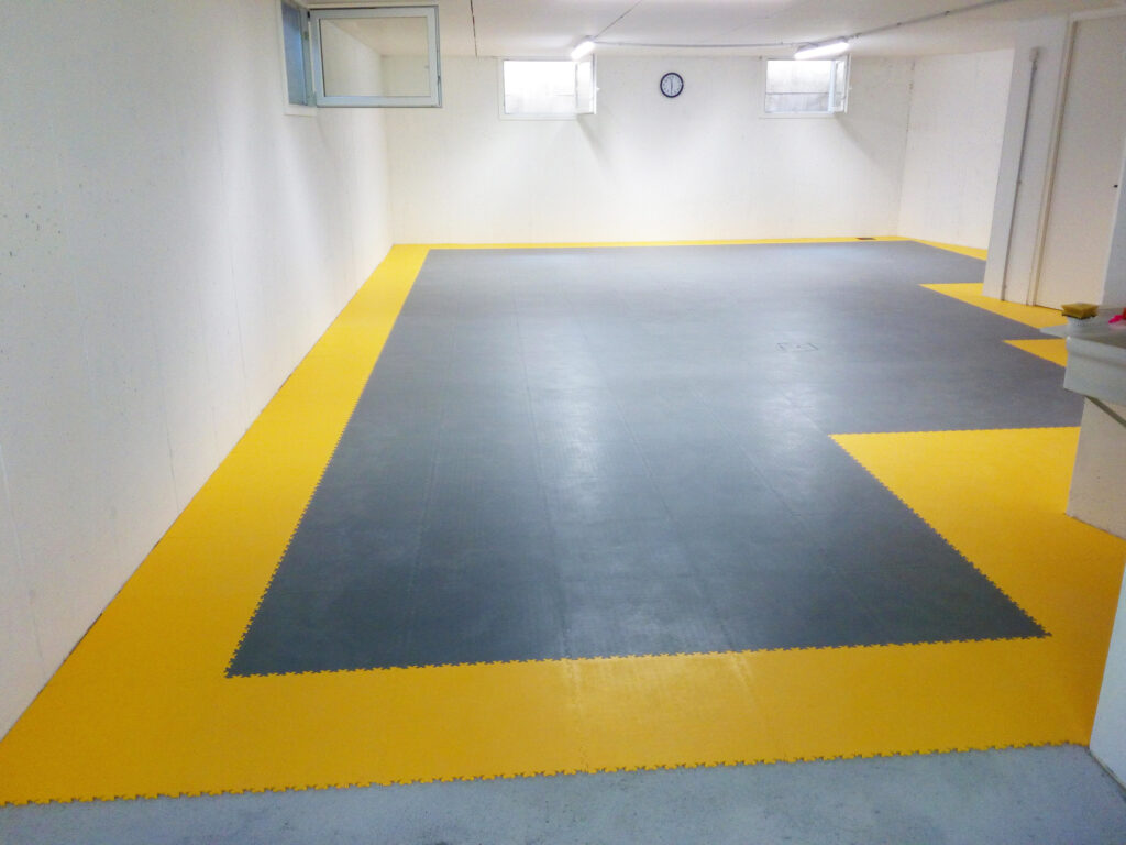 Geräumige Garage mit einem gegliederten Grundriss, Italien