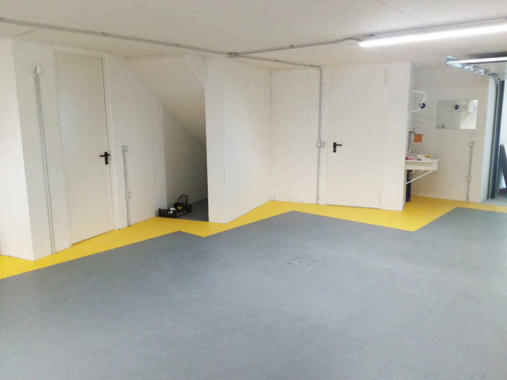 Geräumige Garage mit einem gegliederten Grundriss, Italien