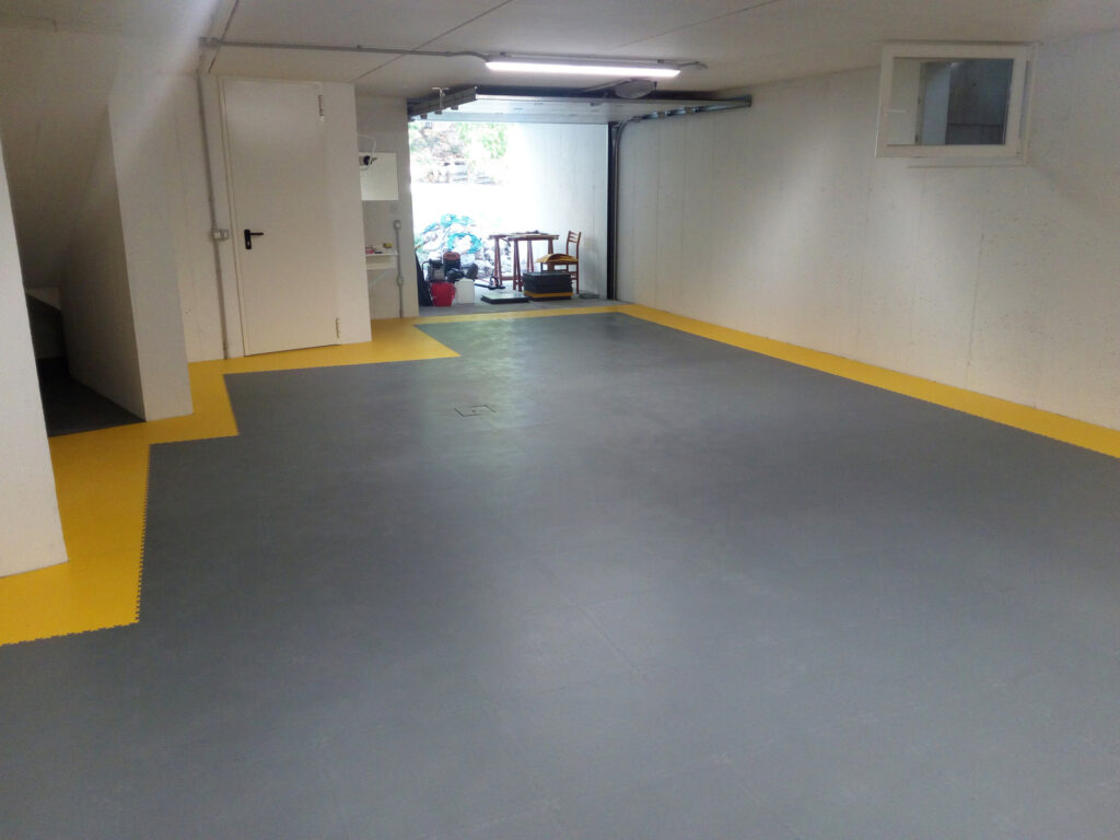 Geräumige Garage mit einem gegliederten Grundriss, Italien